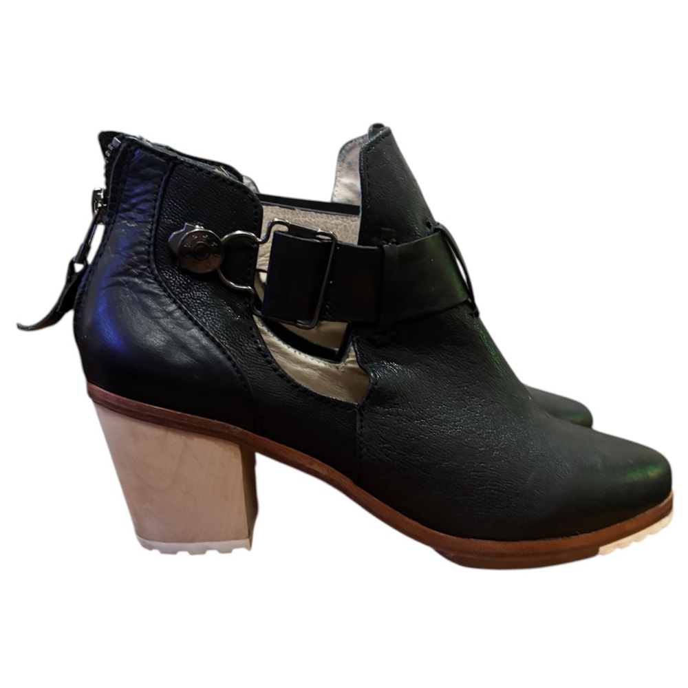 Matt Bernson Black Cut Out Bootie Mini Wooden Heel Pointed Toe Size 6 FLAWED